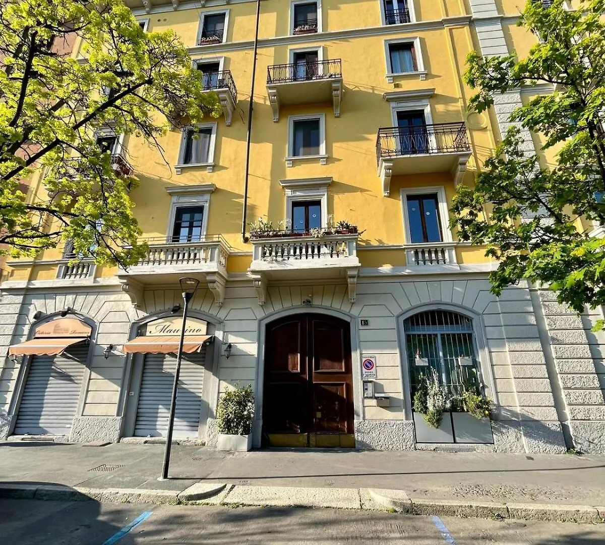 Sunny Balcony In Porta Romana Milan Italie