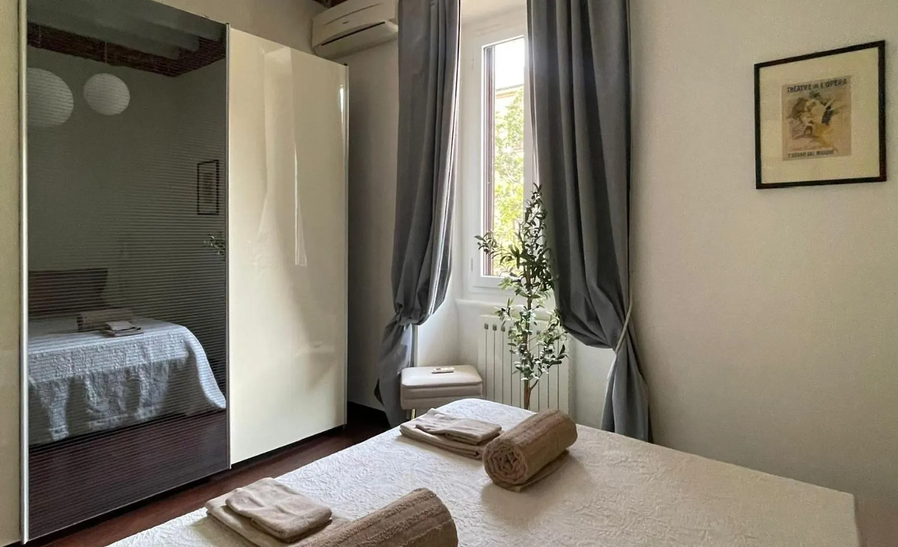 Sunny Balcony In Porta Romana Milan Italie